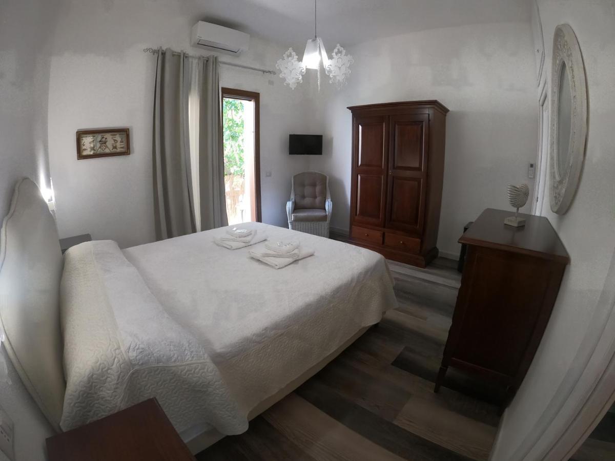 Villa Sari Affitta Camere 라 칼레타 외부 사진